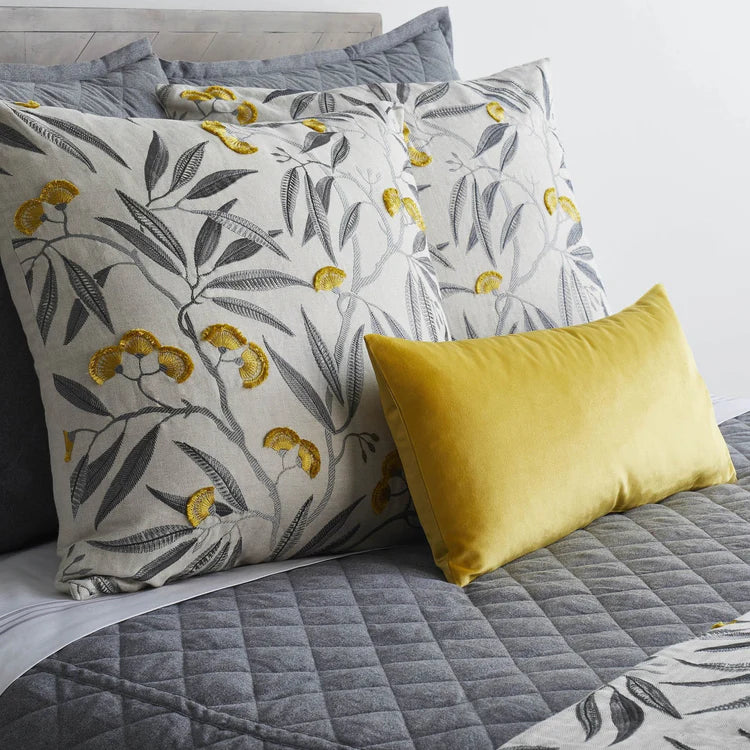 Alyssum Padded Throw